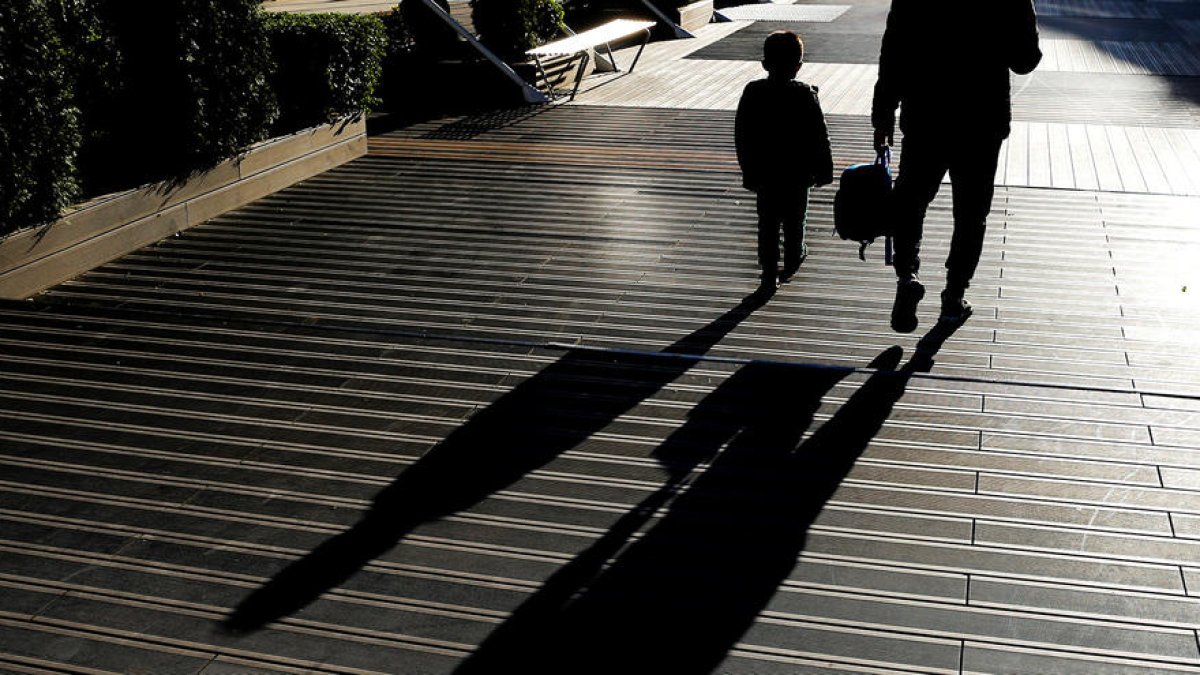 Un infant acompanyat d'un adult.