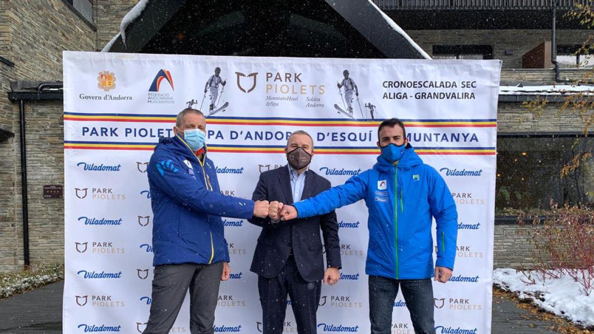 Carlo Ferrari, Jordi París, director de l'Hotel Park Piolets, i Ludovic Albós, gerent de la FAM.