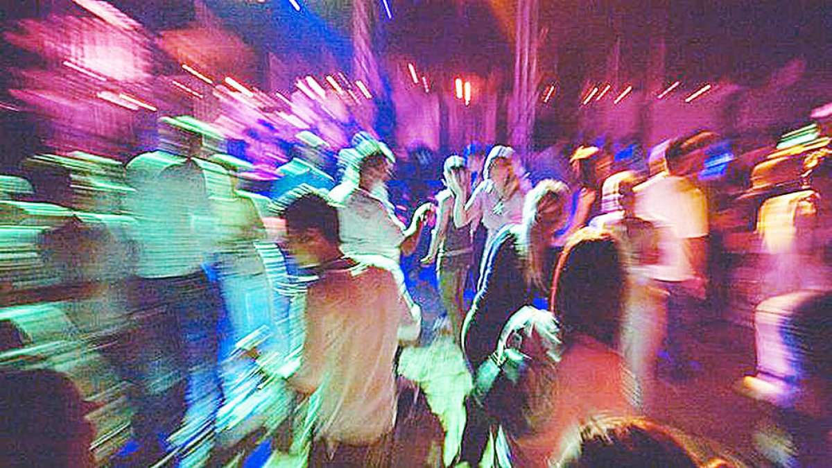 Gent ballant en un local abans de la pandèmia.