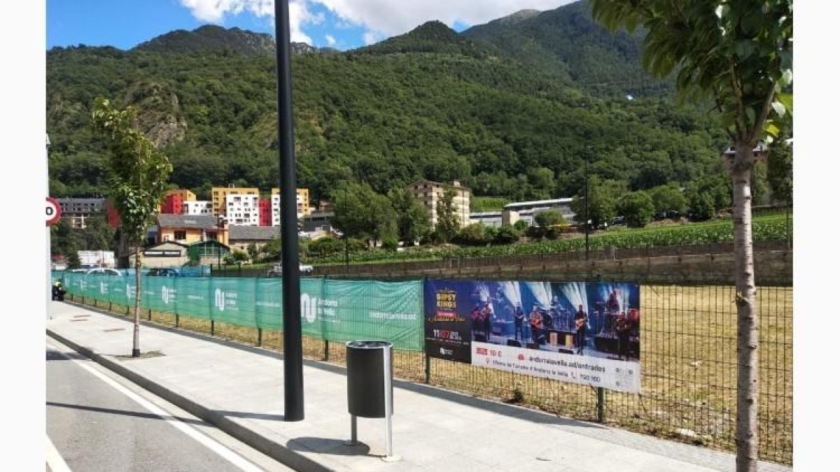 L'espai és a l'avinguda Salou, a l'altura de la rotonda de la Comella