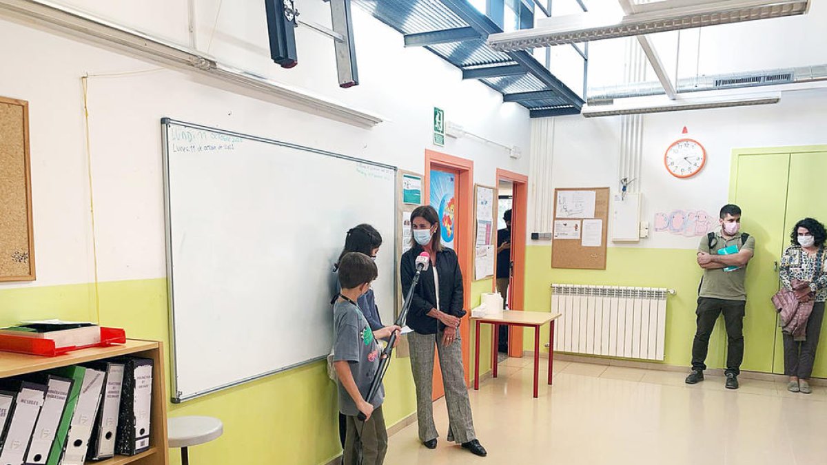 Alumnes de l'Escola Andorrana de Canillo entrevistant la ministra Ester Vilarrubla.