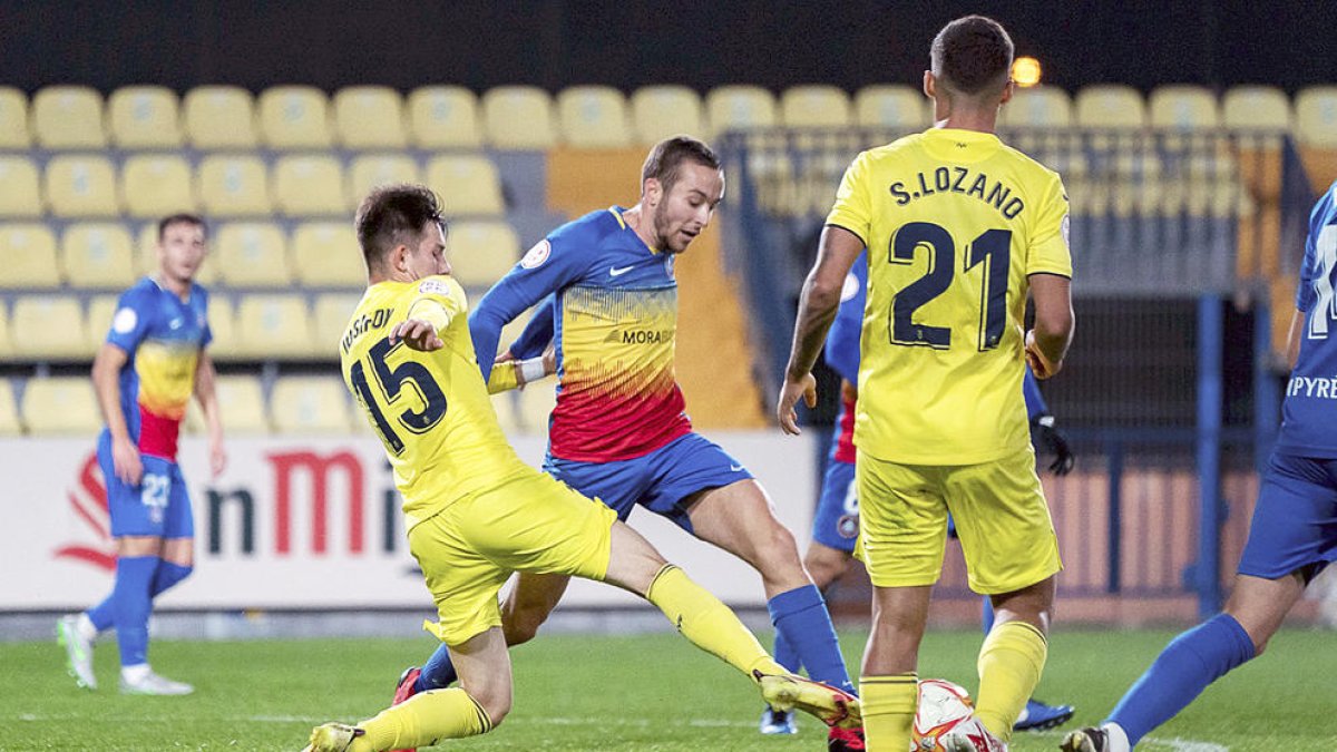 Marc Aguado lluita una pilota al Miniestadi del Vila-real B.