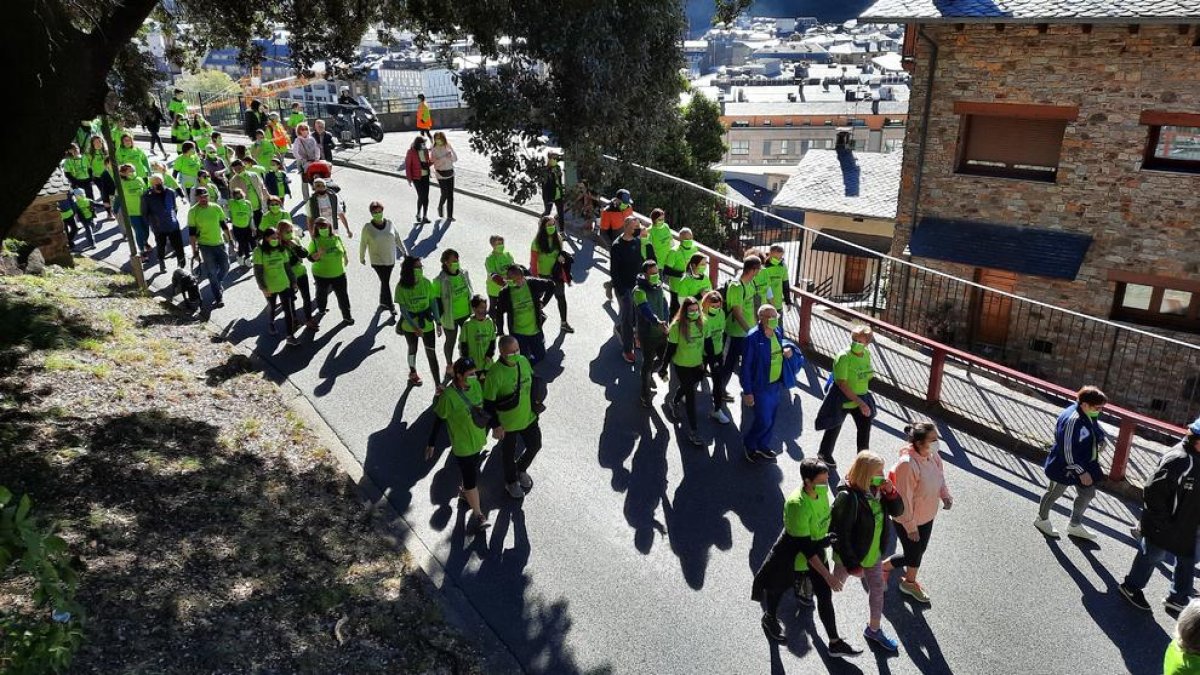 Unes 1.200 persones han caminat per lluitar contra el càncer