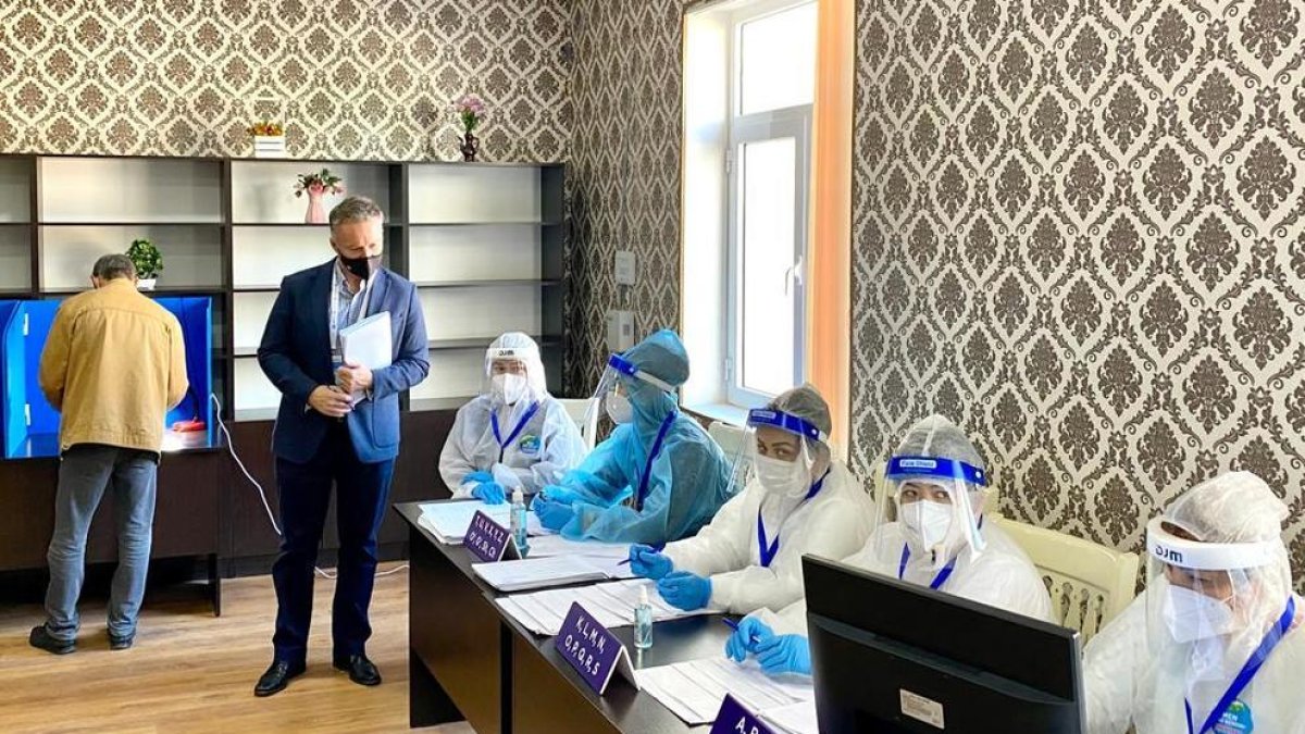 Ferran Costa controlant una mesa d'Uzbekistan a Taixkent