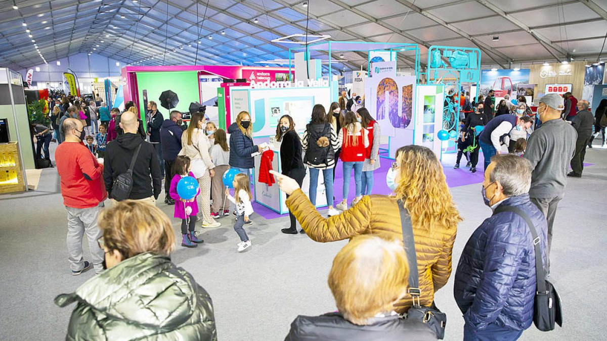 Visitants a la Fira d'Andorra la Vella.