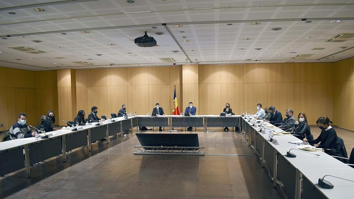 Un moment de la reunió amb els representants comunals.