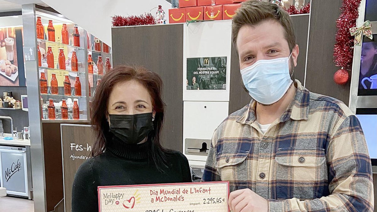 Entrega del xec al director del centre.