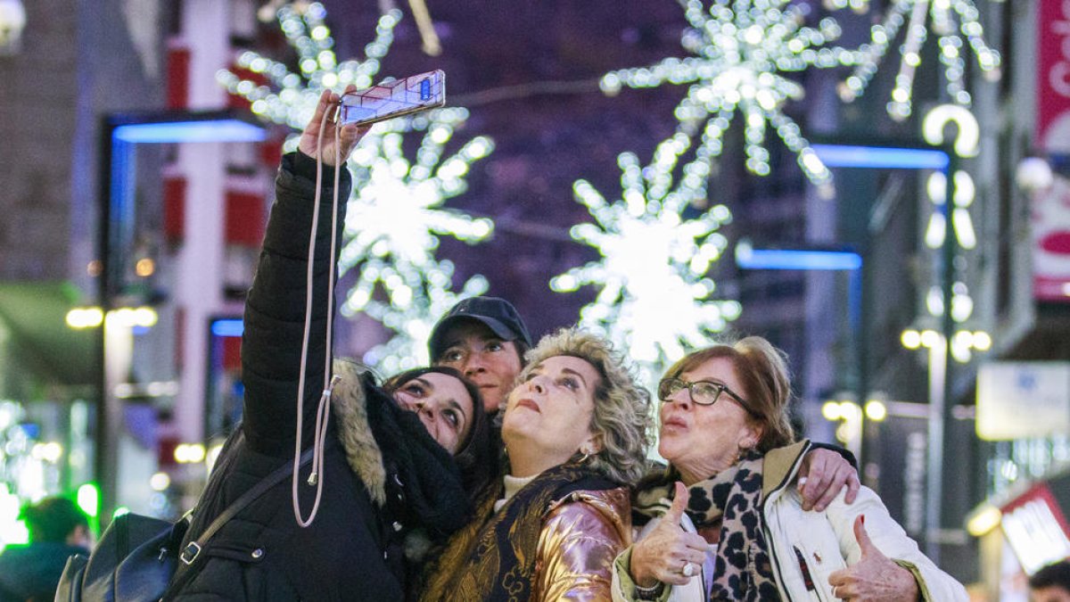 Quatre turistes barcelonines retratant-se ahir.