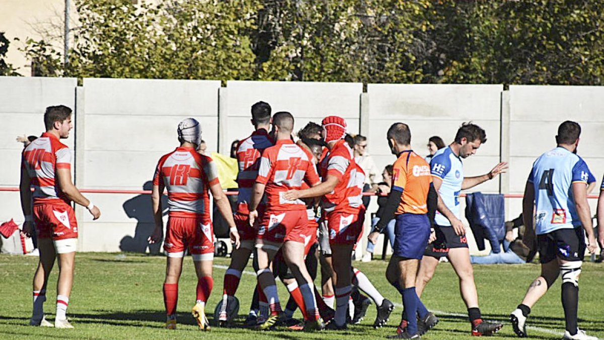 Els jugadors del Tarascó celebren un dels assajos aconseguits ahir contra el VPC.