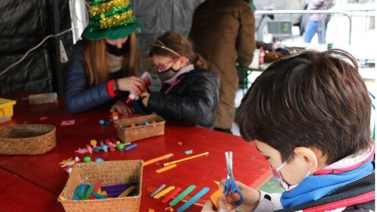 Infants participant en un dels tallers programats
