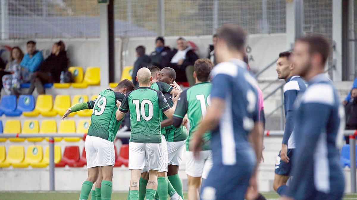 L'UE Sant Julià celebra un dels dos gols aconseguits ahir.