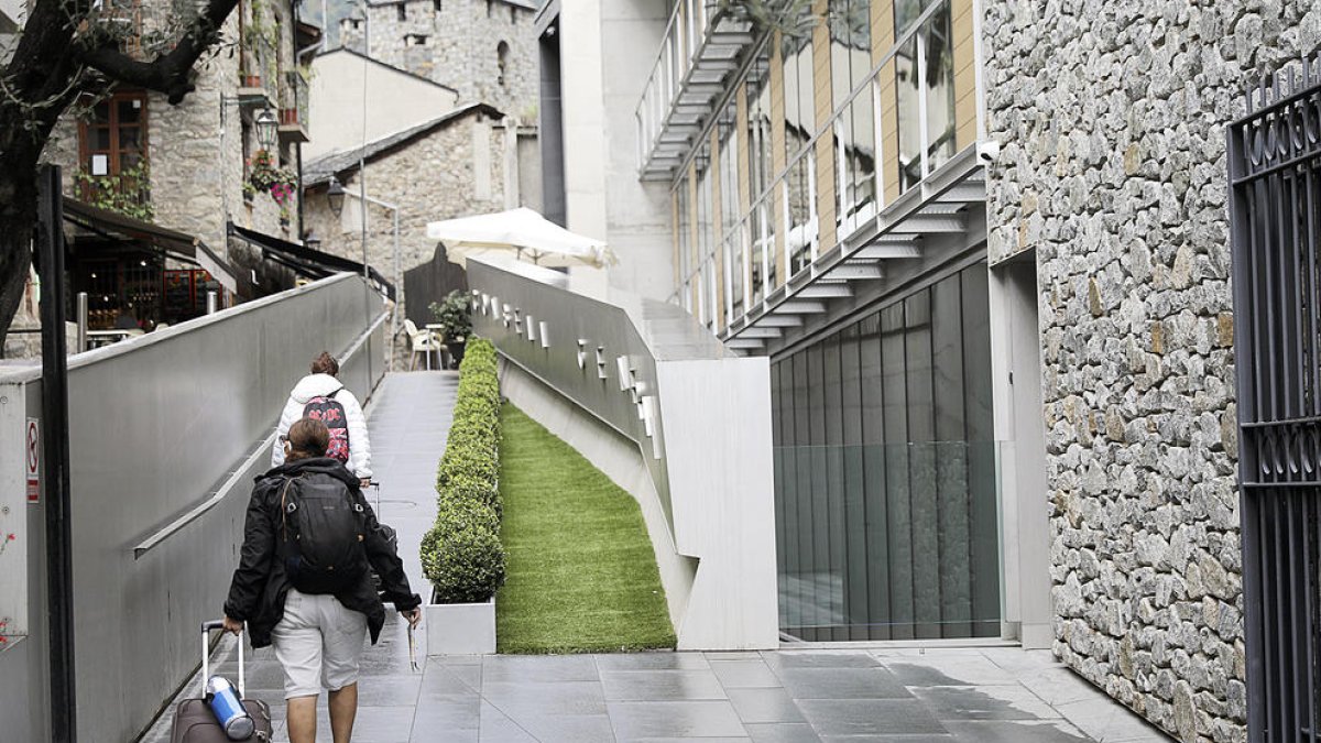 Els turistes que s'allotgin al país hauran de pagar entre 1 i 3 euros extres per nit un cop entri en vigor la taxa.