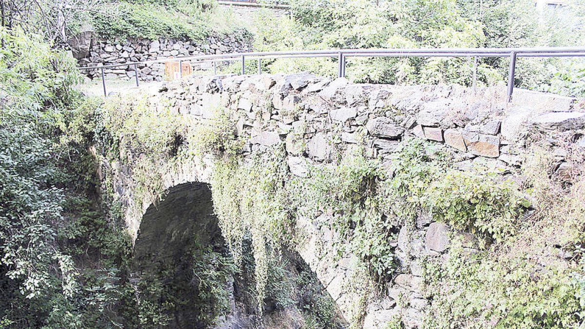 El pont dels Escalls, ple de vegetació.