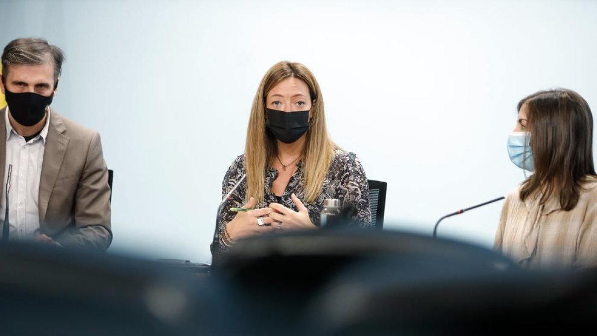 Joan Micó, Helena Mas i Roser Bellmunt en la presentació de l'enquesta