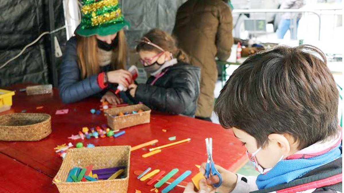 Infants participant en un dels tallers programats.