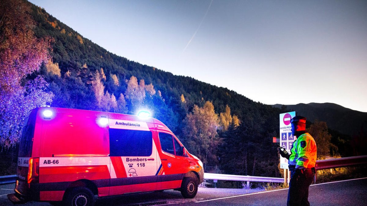 L'ambulància que va traslladar el cos del jove, de 23 anys.