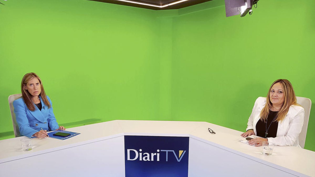 La presidenta de l'Associació d'Ajuda al Jovent en Risc, Sandra Cano, durant l'entrevista.