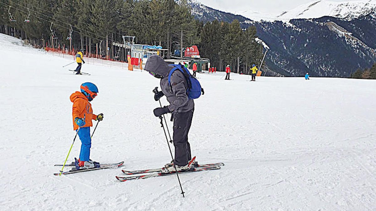 Esquiadors a l'estació de Pal, a la Massana.