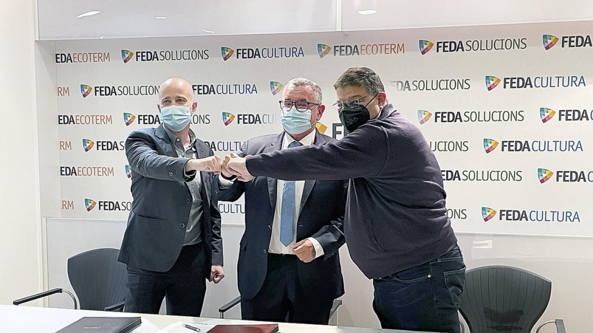 Signatura de l'acord entre FEDA i l'Adelca.