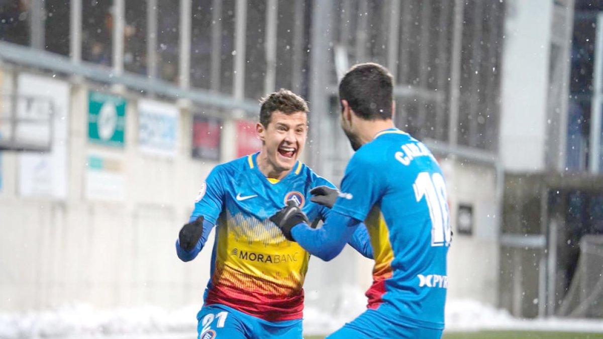 Rubén Bover i Carlos Martínez celebren un dels set gols que va aconseguir ahir l'FC Andorra davant el Linense.