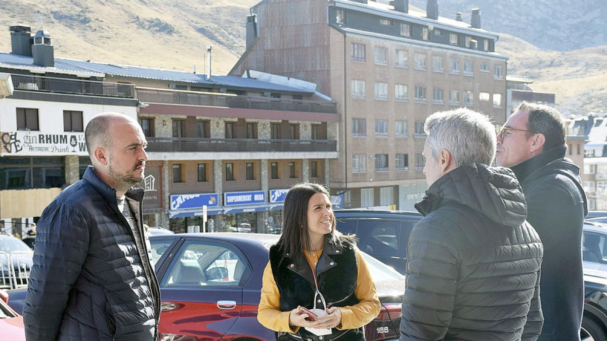 La cònsol Laura Mas durant la visita d'obres.