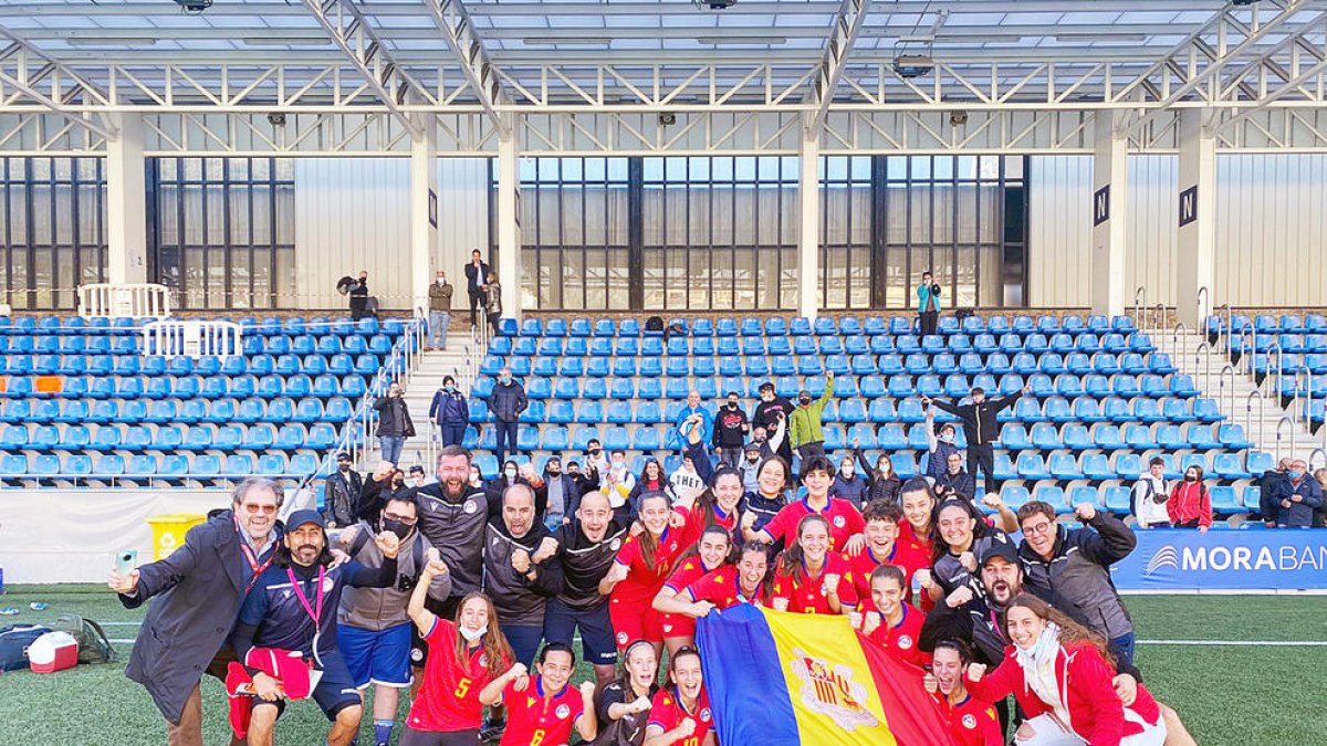 Els tècnics i les jugadores de la selecció sub 19 van celebrar efusivament la victòria.