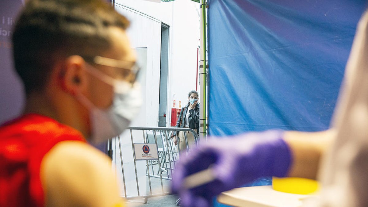 Penúltim i últim vacunats ahir al centre de vacunació de la plaça de braus.