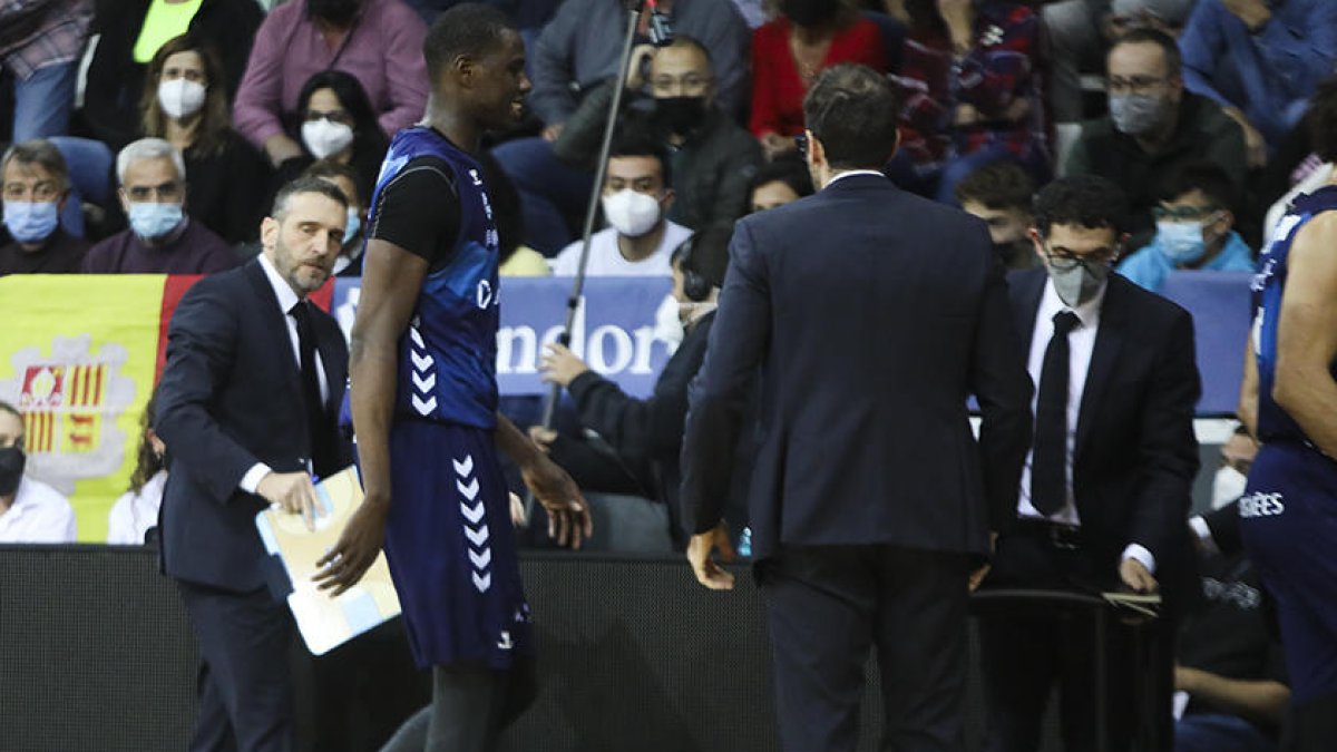 La banqueta del MoraBanc en el partit de diumenge