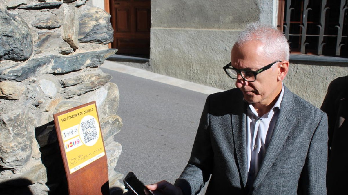 Francesc Camp capta el codi QR de la placa del molí fariner