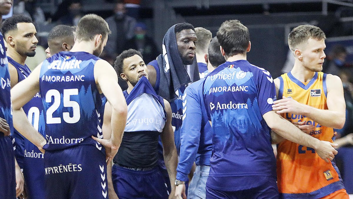 La decepció dels jugadors del MoraBanc després de la derrota.