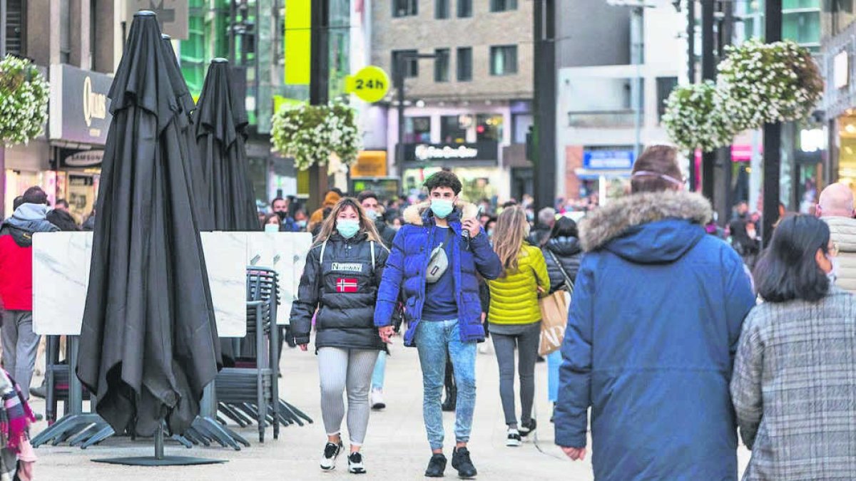 La mascareta torna a ser obligatòria als espais exteriors