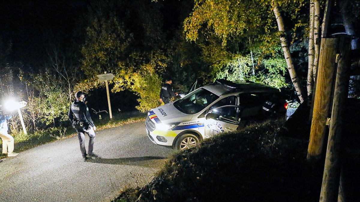 El dispositiu policial al llac d'Engolasters.