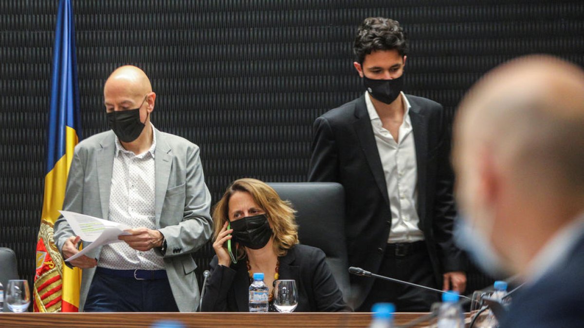 Votació en un ple del comú d'Escaldes-Engordany amb Rosa Gili com a cònsol.