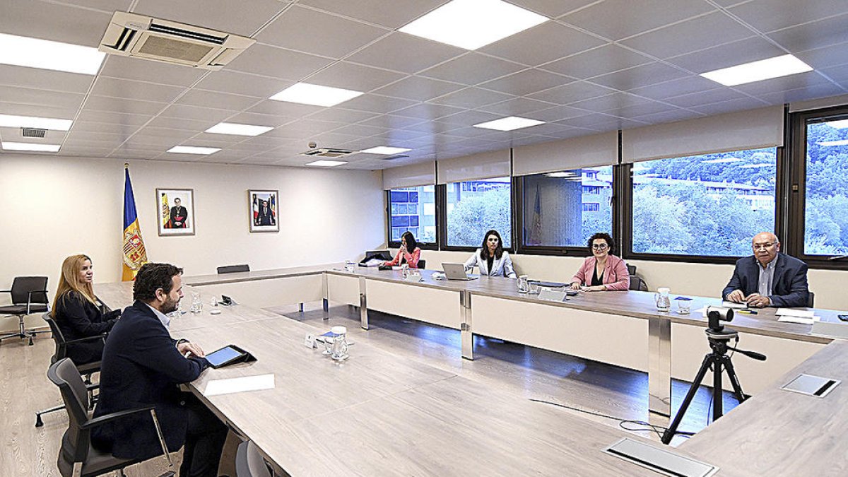 La ministra Pallarés i la delegació de l'ONCE.