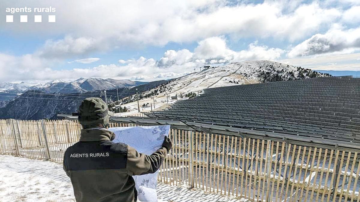 Un agent rural de la Generalitat inspecciona el terreny.