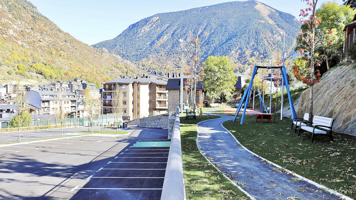 L'aparcament i la nova zona lúdica i esportiva.