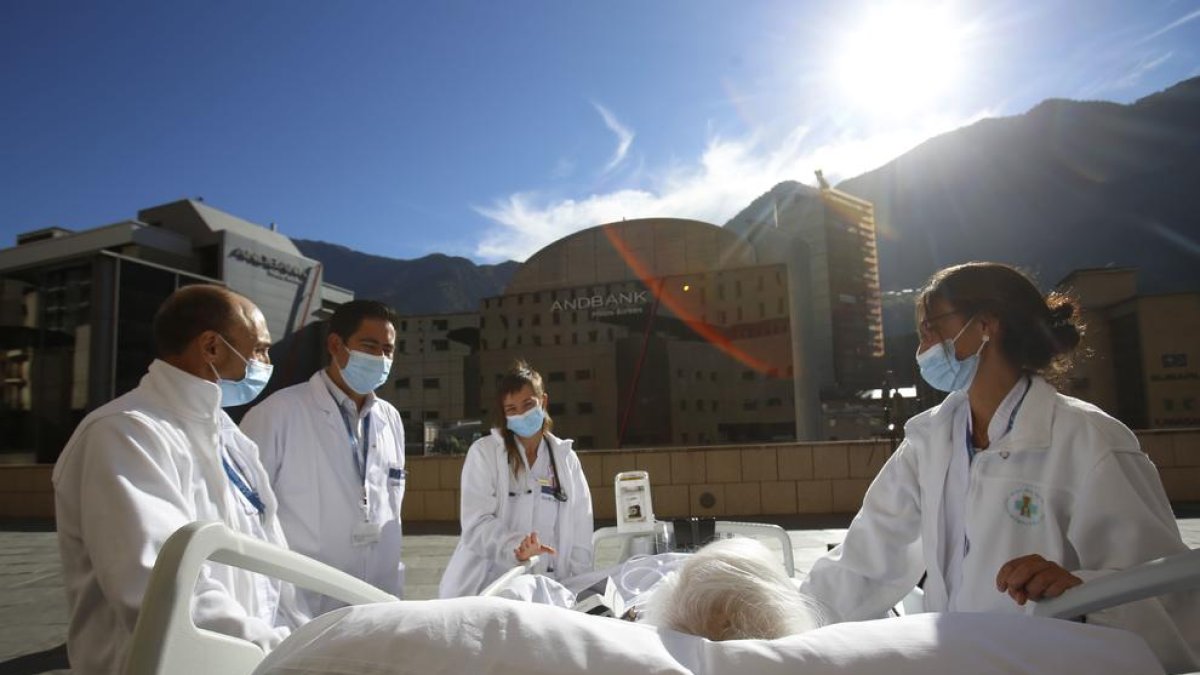 Una pacient de l'UCI surt a l'exterior de l'hospital.