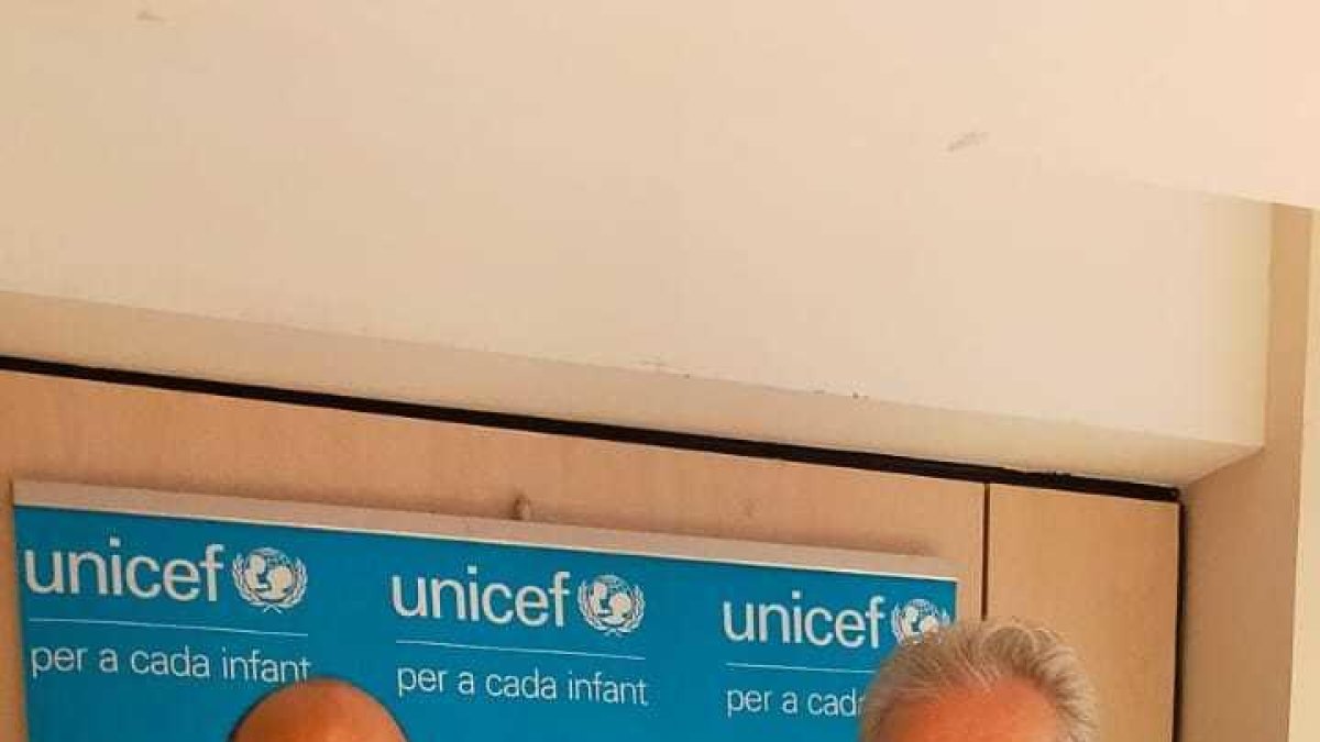 El director d'Unicef Andorra, Albert Mora, i el ninotaire Jordi Planella