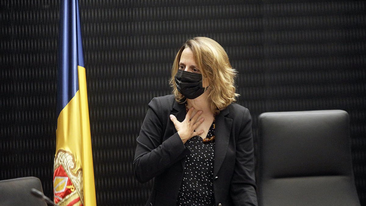 La cònsol major Rosa Gili en una de les sessions del comú.