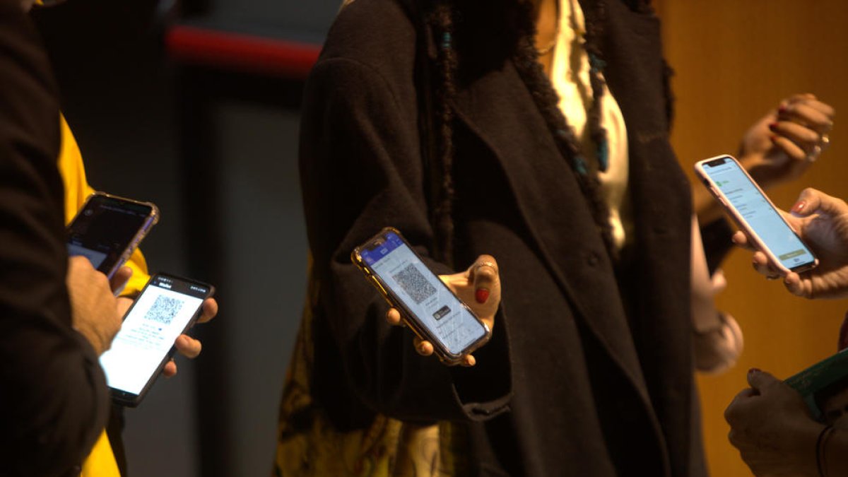 El nombre de contagis ha posposat el requeriment del passaport Covid a la restauració.