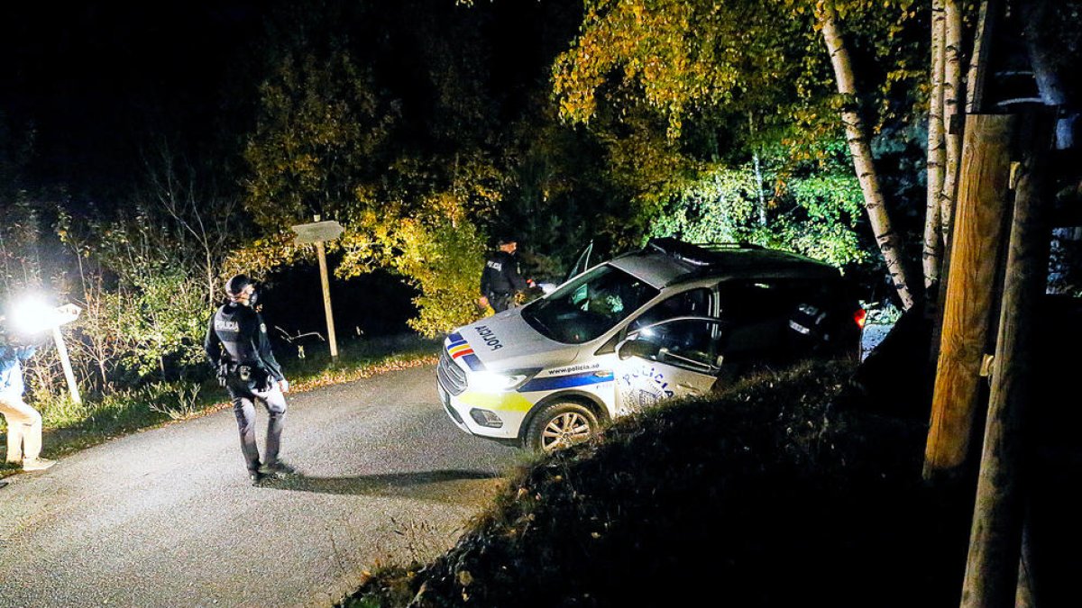 Efectius de la policia vigilant el perímetre durant en succés de dilluns.