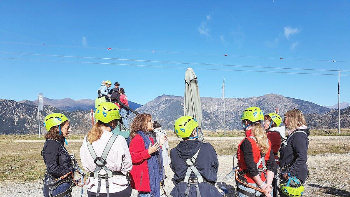 Sessió de 'coaching' després d'haver fet la baixada per la tirolina.