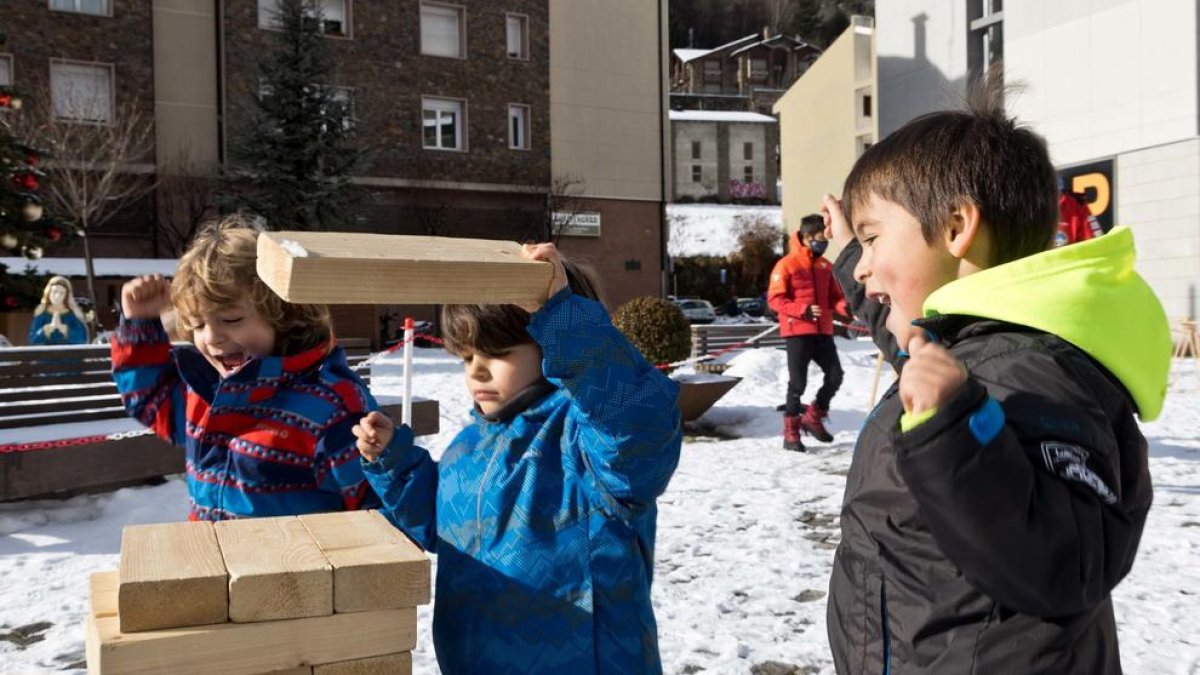 Infants gaudint dels jocs a la Massana