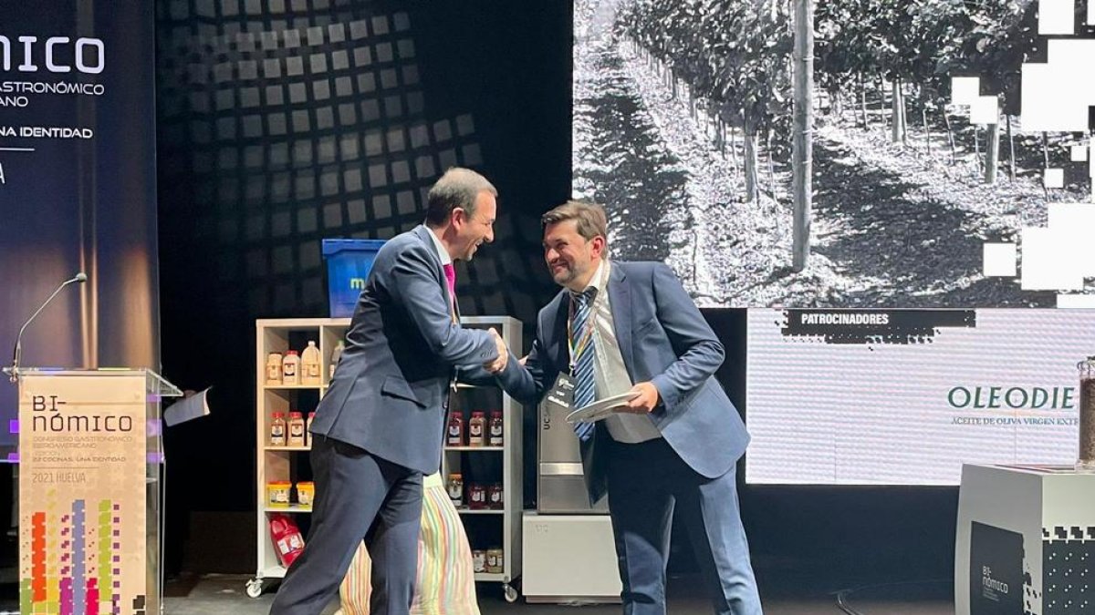 El ministre Torres lliurant el premi a Joan Albertt Farré de Borda Sabaté