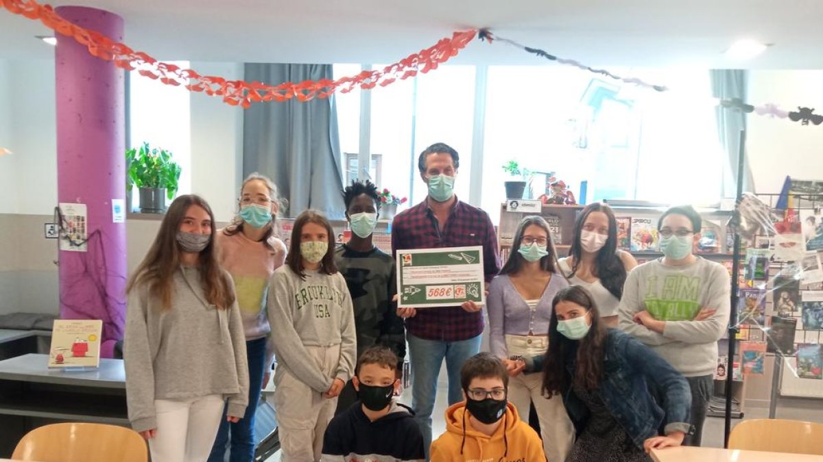 Franz Armengol, president de l'ONG Infants del Món a Andorra, a recollit el xec al centre escolar