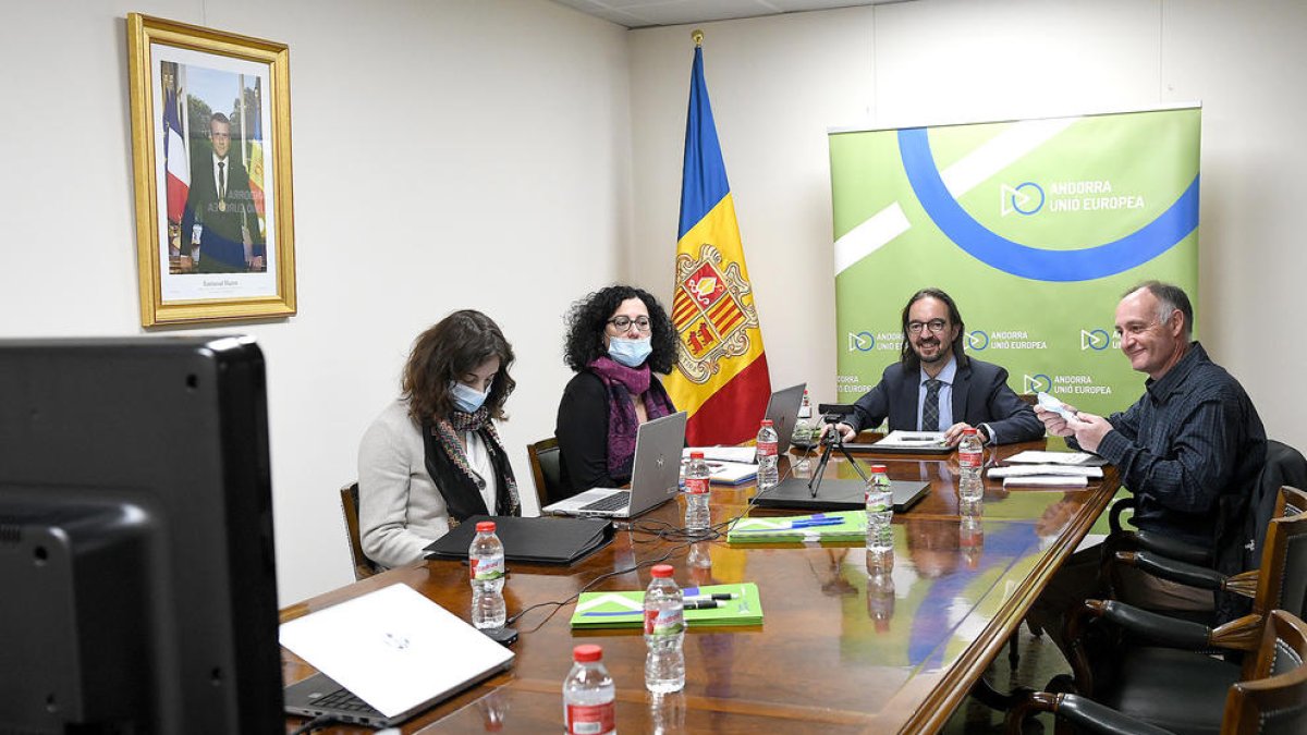 La delegació andorrana, durant la trobada amb la UE