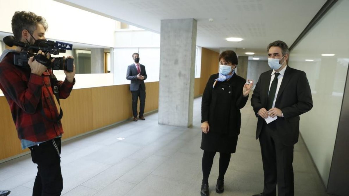 Roser Suñé rep el pressupost de mans del ministre Eric Jover