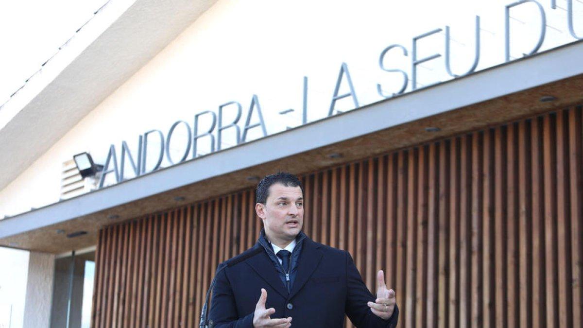 El ministre Jordi Gallardo a l'aeroport de la Seu.