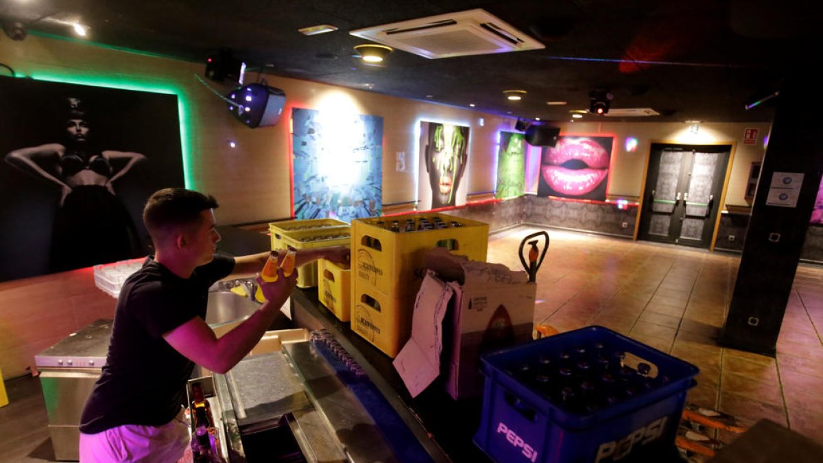 Un treballador preparant l'obertura d'un local.