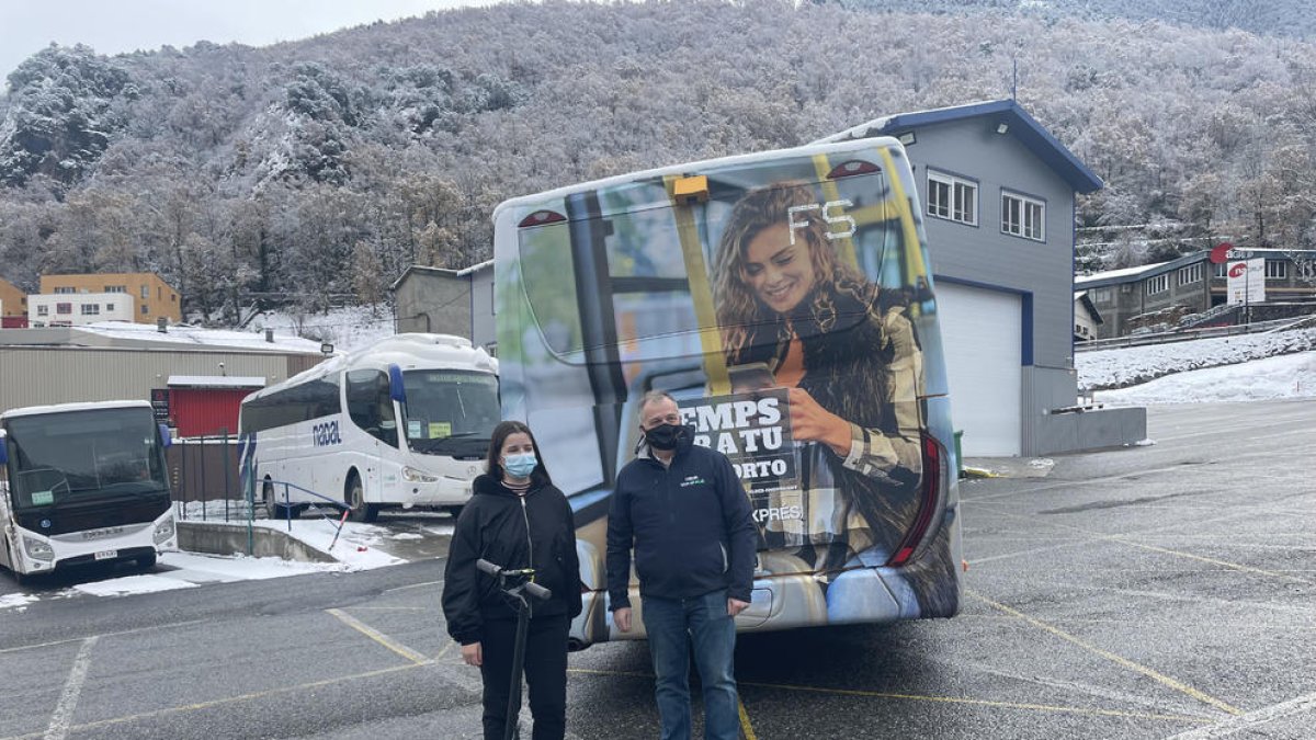 La guanyadora del concurs juntament amb Bartumeu Gabrial